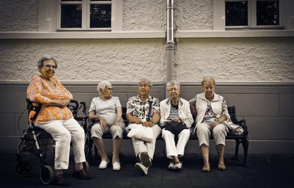 Pensionistas sentadas en un banco. Fuente: Pixabay
