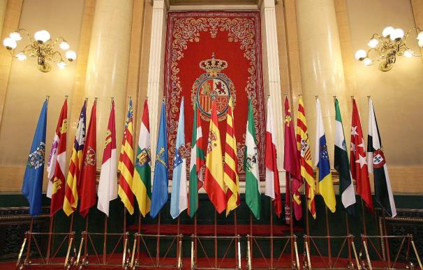 Banderas autonómicas junto a la española en el Senado