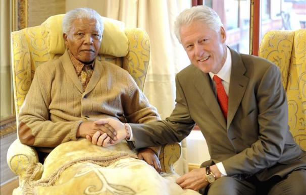 Bill Clinton y Nelson Mandela durante la celebración de su 94 cumpleaños.