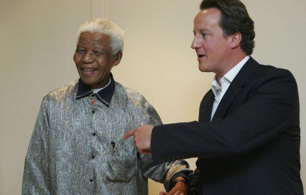 David Cameron y Nelson Mandela, juntos en 2006.