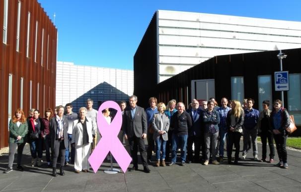 Presidenta de las Juntas de Gipuzkoa y grupos junteros se concentran en solidaridad con los enfermos de cáncer de mama
