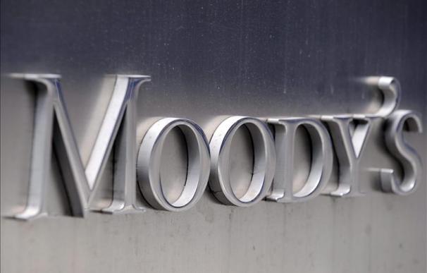 Moody's rebaja entre uno y tres escalones la nota de 16 bancos españoles