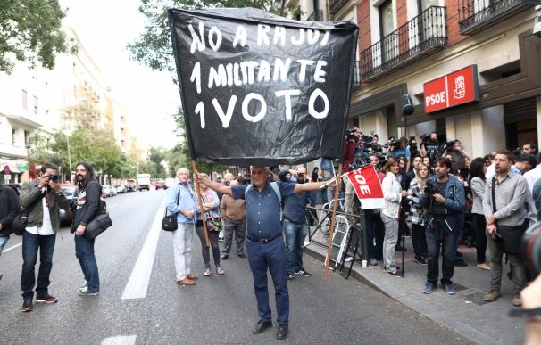 Militantes del PSOE se concentrarán el sábado en Ferraz para protestar contra una abstención