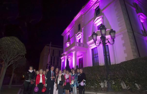 Fachada del Palacio del Gobierno se ha iluminado de color rosa con motivo del Día Mundial contra el Cáncer