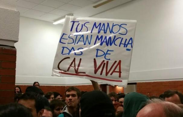 Decenas de estudiantes esperan a Felipe González en la universidad con pancartas sobre los GAL y gritos de "fascista"