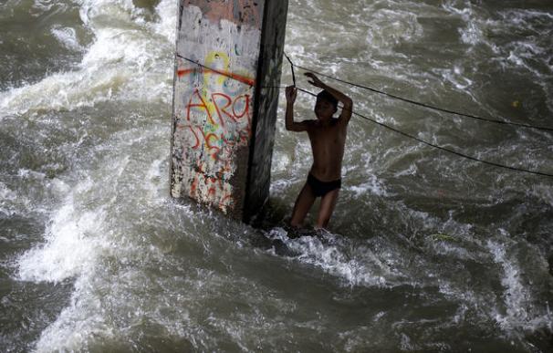 El violento tifón 'Lawin' se acerca a Filipinas con una intensidad similar a la de un huracán de nivel 5