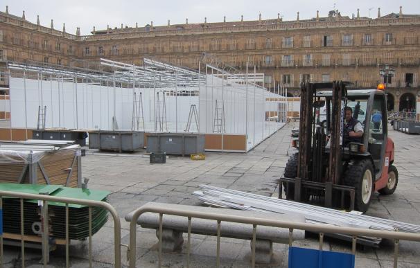 La Plaza Mayor de Salamanca se prepara para albergar desde el sábado la Feria del Libro Antiguo y de Ocasión
