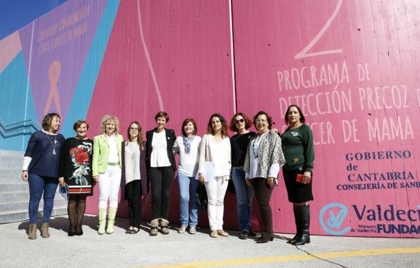 Un mural reivindica en Valdecilla la lucha de las mujeres contra el cáncer de mama