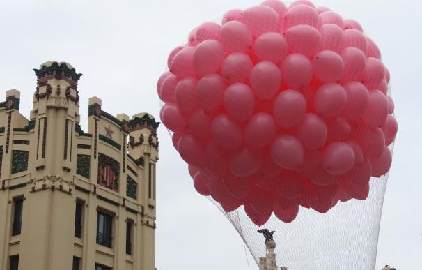 Valencia lanza globos "de esperanza" para recordar la importancia del diagnóstico precoz para combatir el cáncer de mama