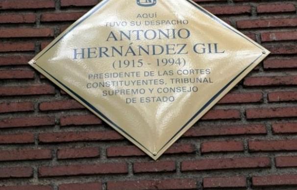 El Ayuntamiento dedica una placa al expresidente del Supremo Antonio Hernández Gil, "ejemplo de jurista"