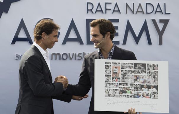 Rafa Nadal inaugura su flamante academía con la compañía de Roger Federer