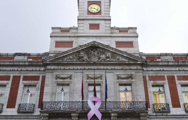 La sede de la Comunidad de Madrid luce un lazo rosa en el Día Mundial de la lucha contra el cáncer de mama