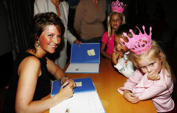 La princesa Marta Luisa de Noruega firma libros a niños en octubre de 2005.