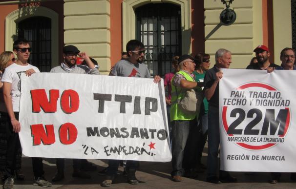 Decenas de personas se concentran en La Glorieta contra el TTIP, el CETA y el TISA