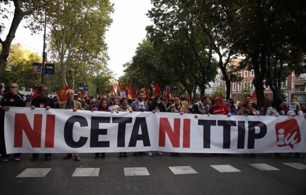 Miles de personas se manifiestan en Madrid en contra del TTIP y el CETA: "No son tratados, son golpes de Estado"