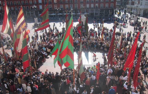 Valladolid y León dan un paso más en su búsqueda de encuentros con un desfile de pendones, símbolo de los leoneses
