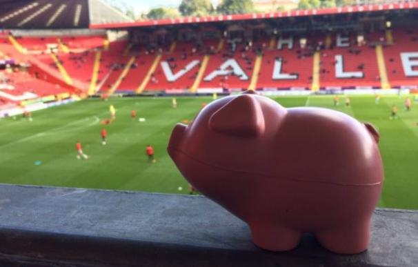 Brillante protesta: fans de Charlton y Coventry interrumpen el partido lanzando 3.000 cerdos de juguete