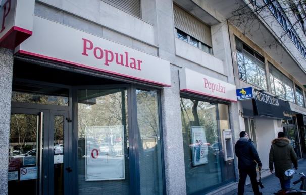 (Ampl.) Popular gana 94 millones de euros en el primer semestre, un 50% menos