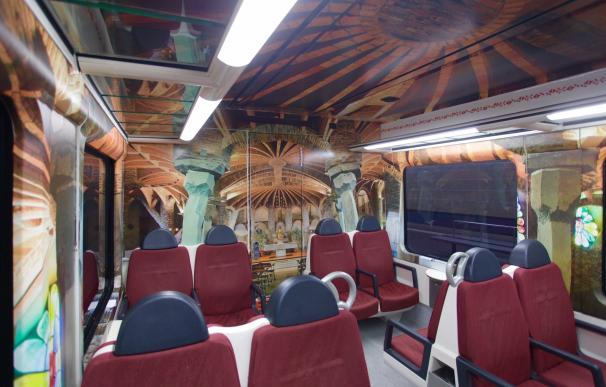 FGC recrea la Cripta Gaudí de Santa Coloma de Cervelló en el interior de un tren