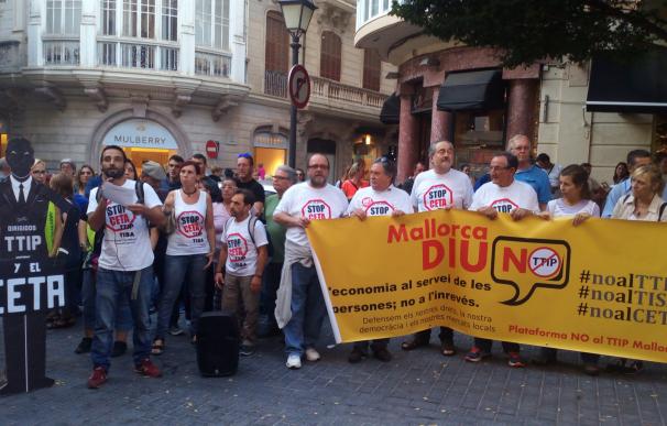 Más de 150 personas protestan contra el CETA y el TTIP frente a la Delegación del Gobierno