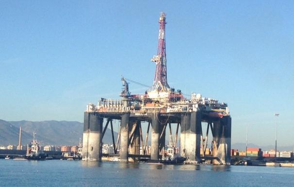 La plataforma petrolífera que permanecía en el puerto de Málaga sale hacia Turquía para ser desguazada