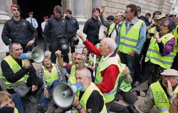 Los Mossos impiden a los "yayoflautas" acceder al Palau de la Generalitat