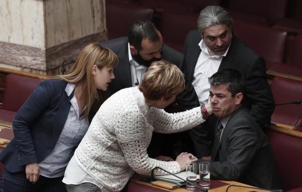 El Parlamento griego levanta la inmunidad a 4 diputados neonazis para juzgarlos