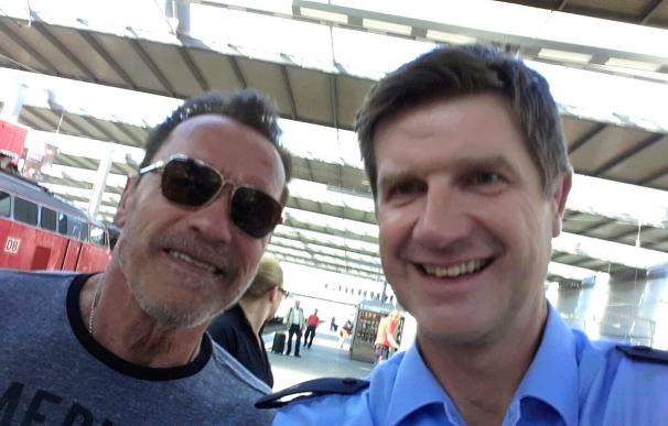 Schwarzenegger junto al agente de Policía que le quiso multar