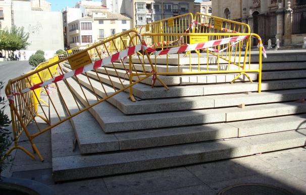 El Ayuntamiento inicia el arreglo de los escalones de la plaza de la Catedral