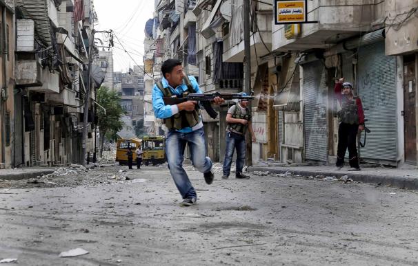 Un joven dispara su kalashnikov en Siria
