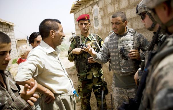 Un intérprete habla con habitantes kurdos de Irak