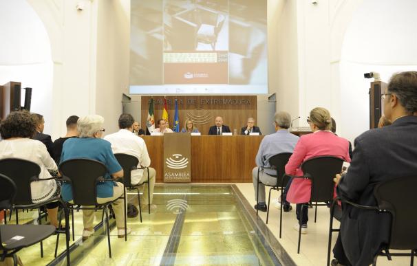 La Asamblea de Extremadura expone la muestra 'Interpretes en Núremberg 1945-1946'