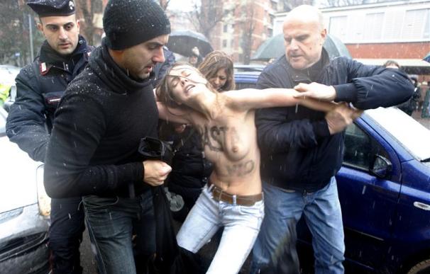 Mujeres en topless protestan contra Berlusconi en las elecciones italianas