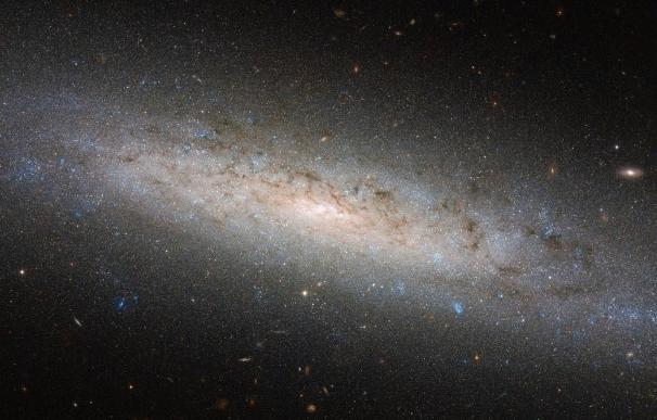 El lado oscuro de la galaxia NGC24, a la vista del Hubble