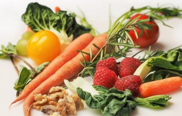 Comer en compañía, sentado, verduras, frutas, sofritos, la receta de la dieta perfecta