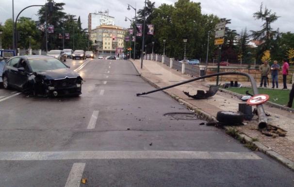 Herido un conductor que dio positivo en el control de alcoholemia tras chocar contra un semáforo en Badajoz