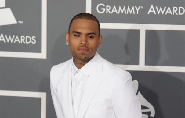 Chris Brown apoya a Rihanna en los Grammy