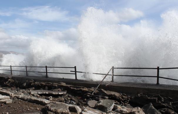 Canarias estará este lunes y martes en aviso amarillo por olas de cinco metros