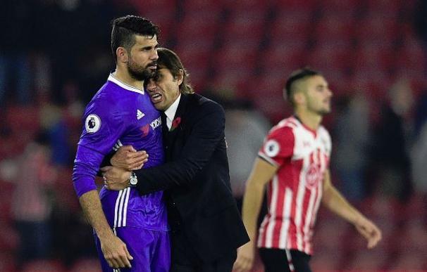 Antonio Conte abraza a Diego Costa tras el partido.