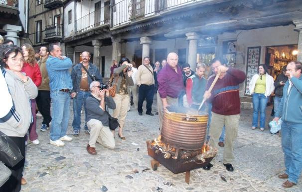 La Alberca (Salamanca) asa castañas y se mantiene en vilo en la víspera de Todos Los Santos