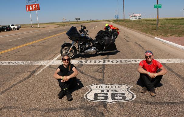 Una extremeña y su pareja recorren el mundo en moto de este a oeste por las 'carreteras legendarias'