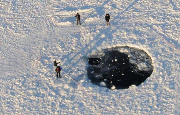 Agujero que el meteorito dejó en el lago Chebarkul, en los Urales.