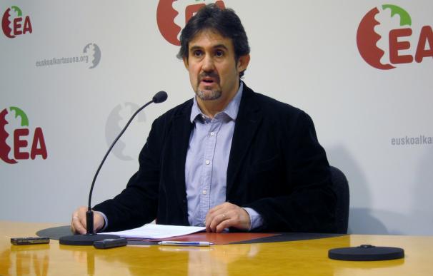 EA critica que "un PSOE en descomposición, que sustenta a a Rajoy, es el bastón roto" que el PNV quiere para Euskadi