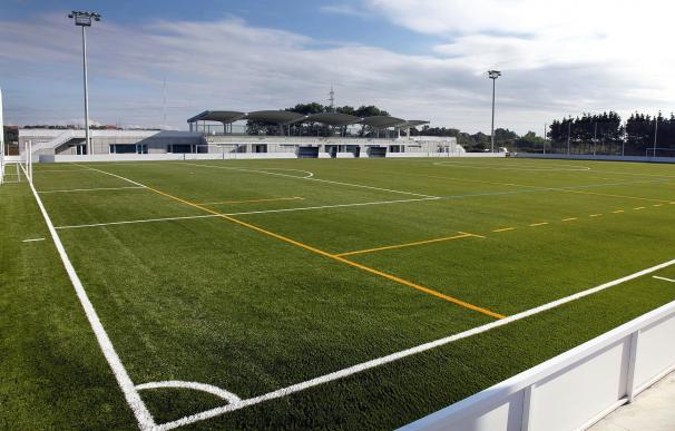 Tres empresas optan a las obras de ampliación de las gradas del campo de fútbol de San Román