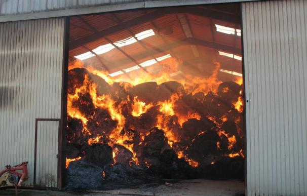 Un incendio destruye una nave en Urdiain que almacenaba una gran cantidad de paja