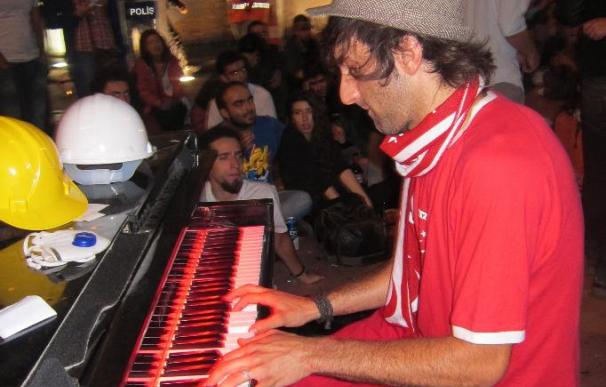 Un joven alemán lleva 17 horas tocando el piano en Taksim para "proteger" a los activistas de la Policía