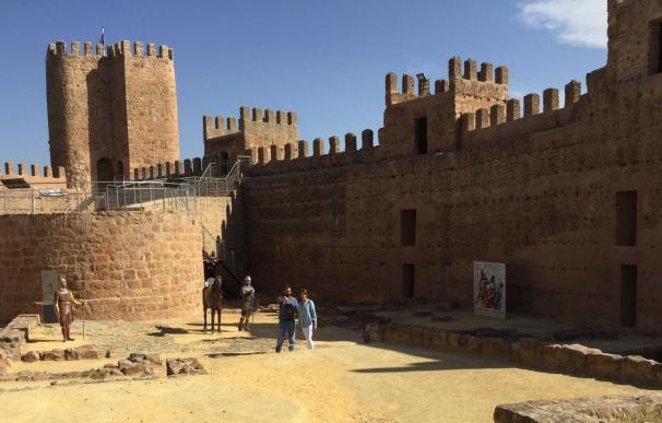 La Junta ve prioritario consolidar de la oferta turística de Baños de la Encina en torno a su castillo