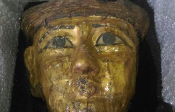 Devuelve al Gobierno egipcio una máscara de oro que le dieron como ¡regalo en un cumpleaños!