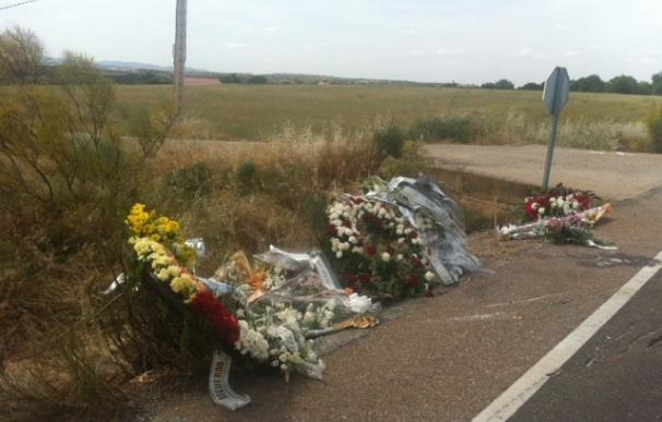 Decenas de coronas y ramos de flores recuerdan a los chicos fallecidos en el lugar del accidente