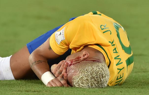 Así le dejó la cara de un codazo un jugador boliviano a Neymar por tirarle un caño